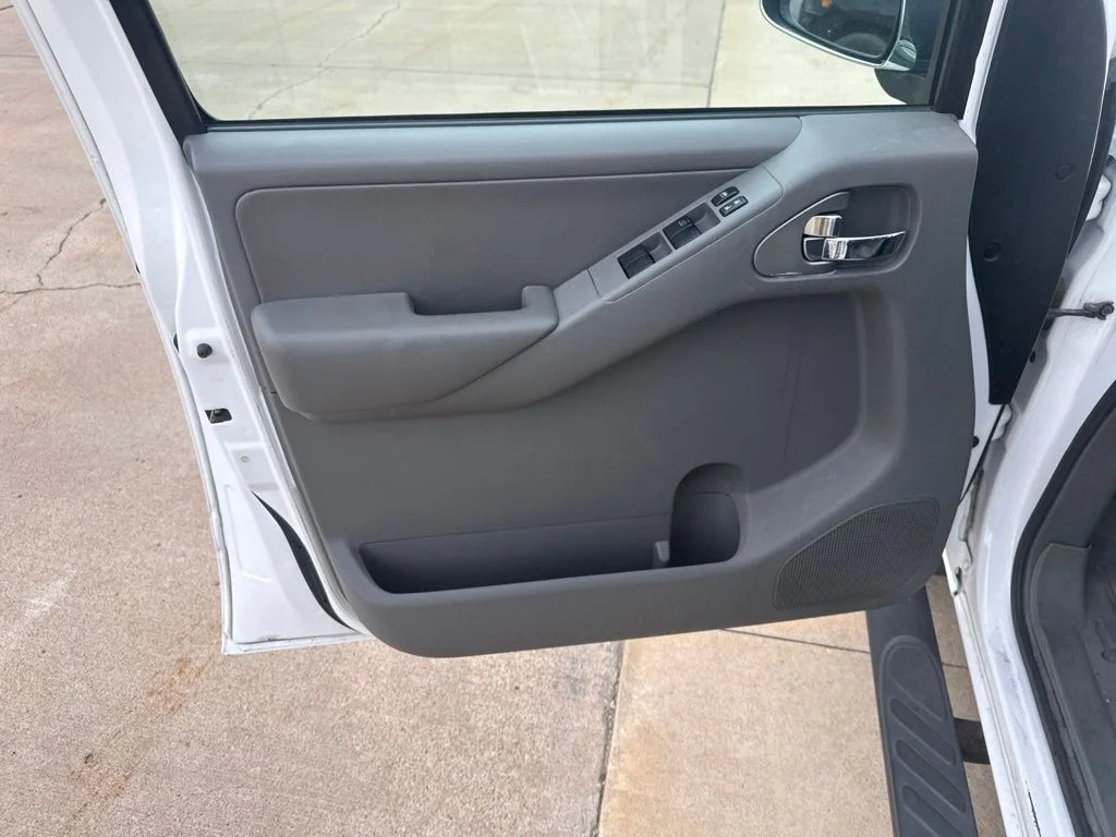Used 2011 White Nissan SL image 6