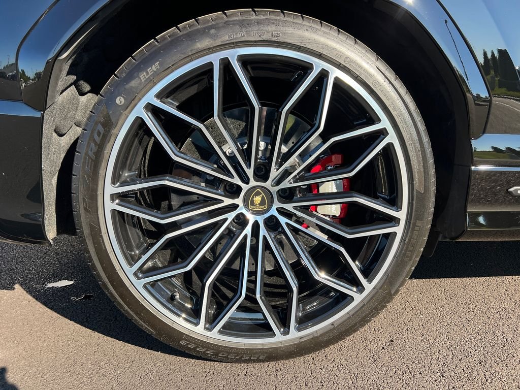 Used 2025 Black Lamborghini SE image 32