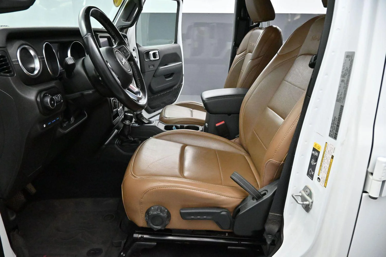 Used 2022 Bright White Clearcoat Jeep Unlimited Sahara image 12