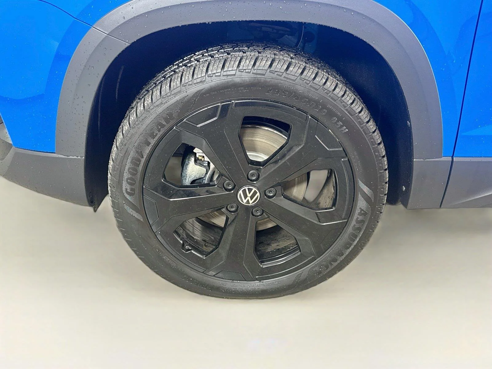 New 2026 Cornflower Blue w/Deep Black Roof Volkswagen SE Black image 30
