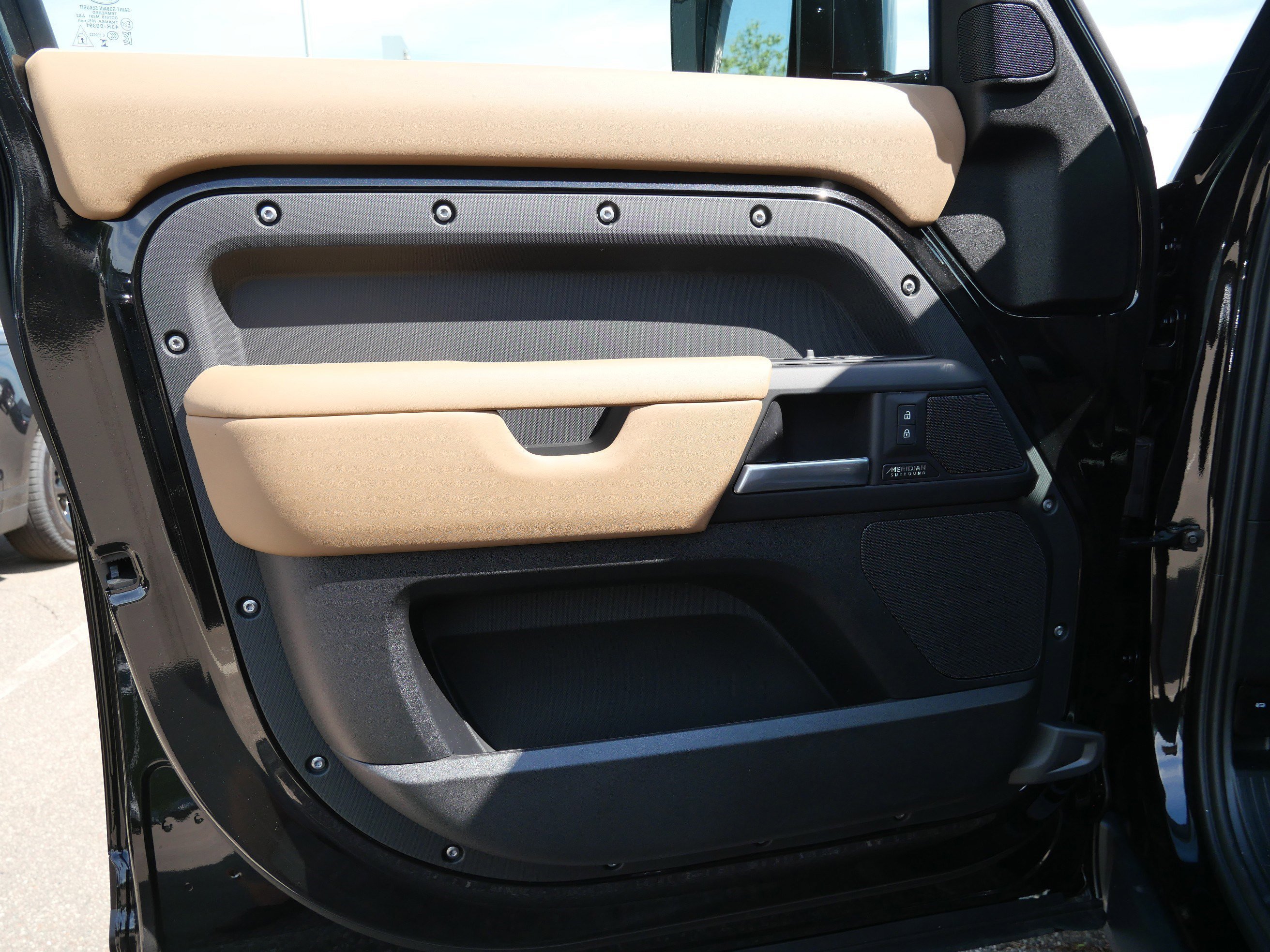 New 2026 Santorini Black LAND ROVER X-Dynamic SE image 4