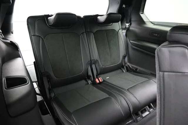 New 2026 Diamond Black Crystal Pearl-Coat Exterior Paint Jeep Altitude image 17