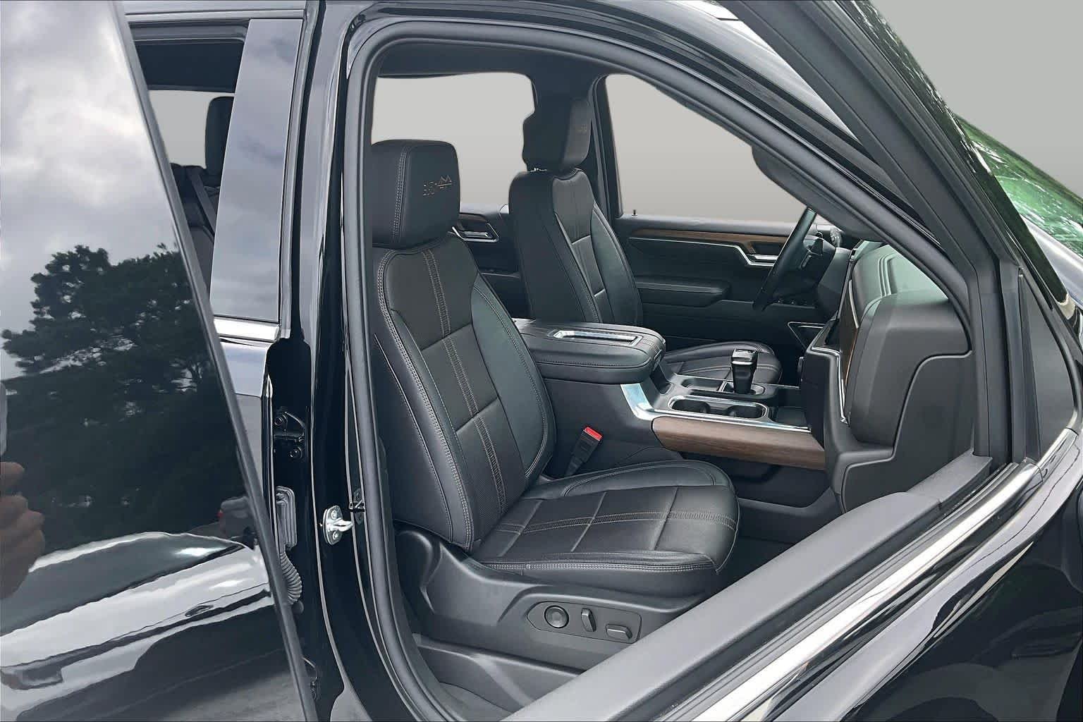 Used 2022 Black Chevrolet High Country image 9