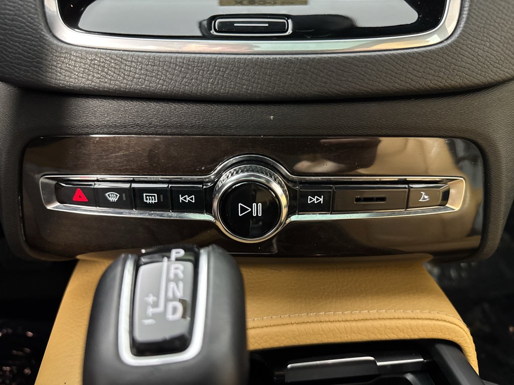 Used 2019 Onyx Black Metallic Volvo Momentum image 22
