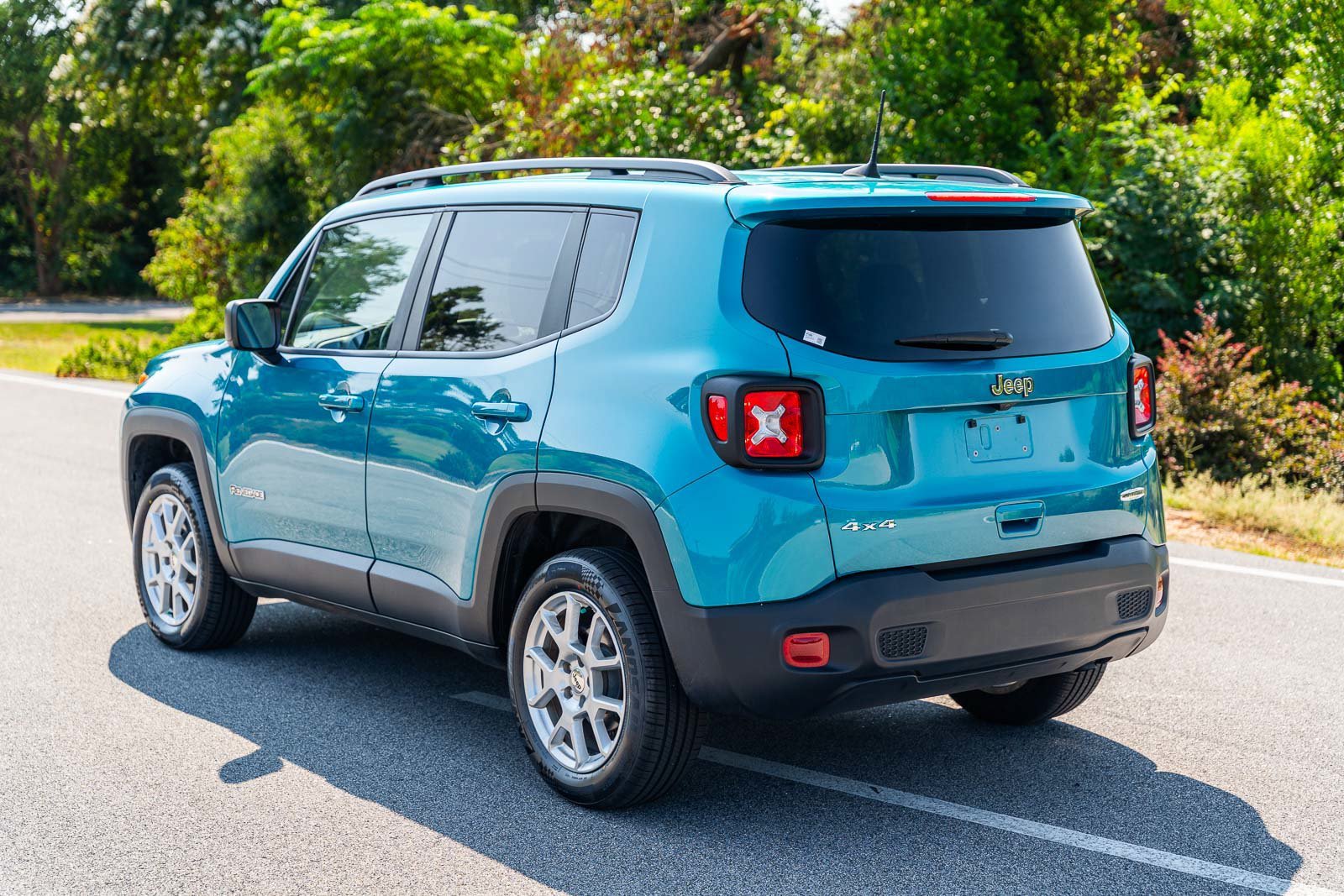 Used 2022 Teal Jeep Latitude image 4