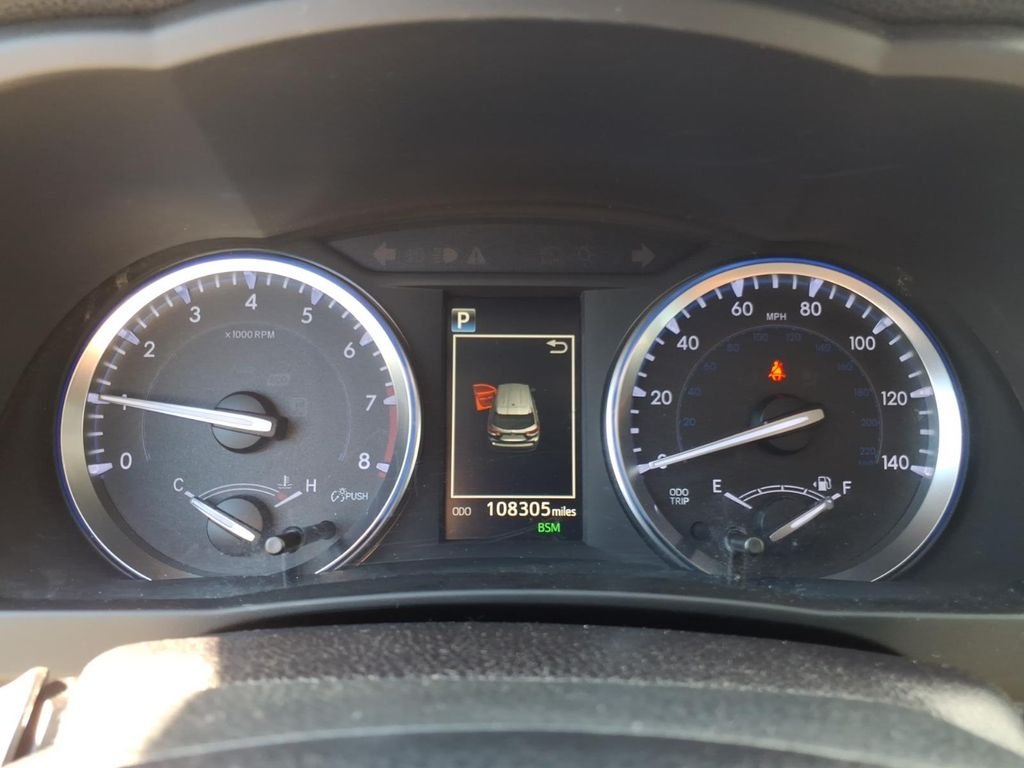 Used 2018 Silver Toyota XLE image 29
