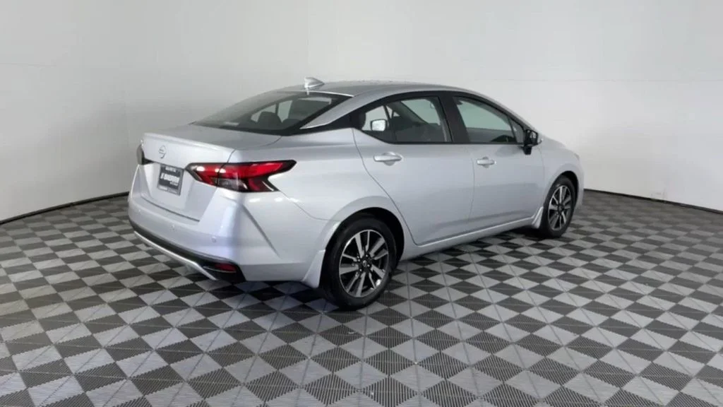 Used 2025 Silver Nissan 1.6 SV image 4