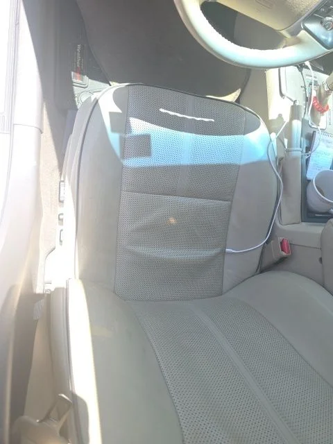 Used 2011 White Lincoln Base image 8