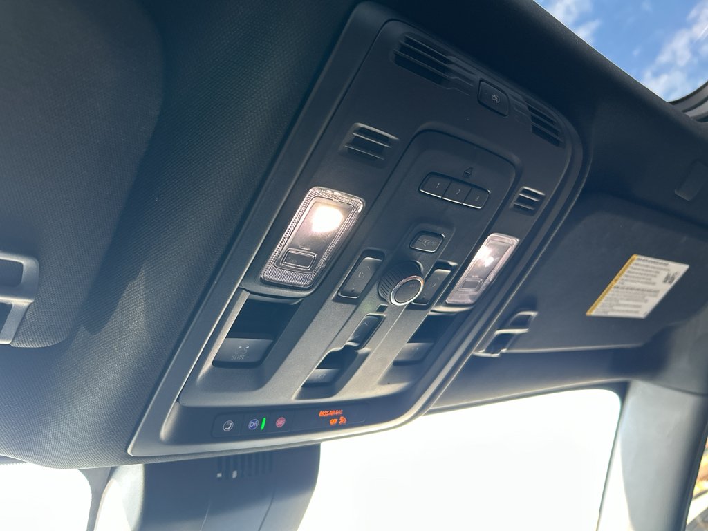 Used 2024 White Frost Tricoat GMC Denali Ultimate image 28