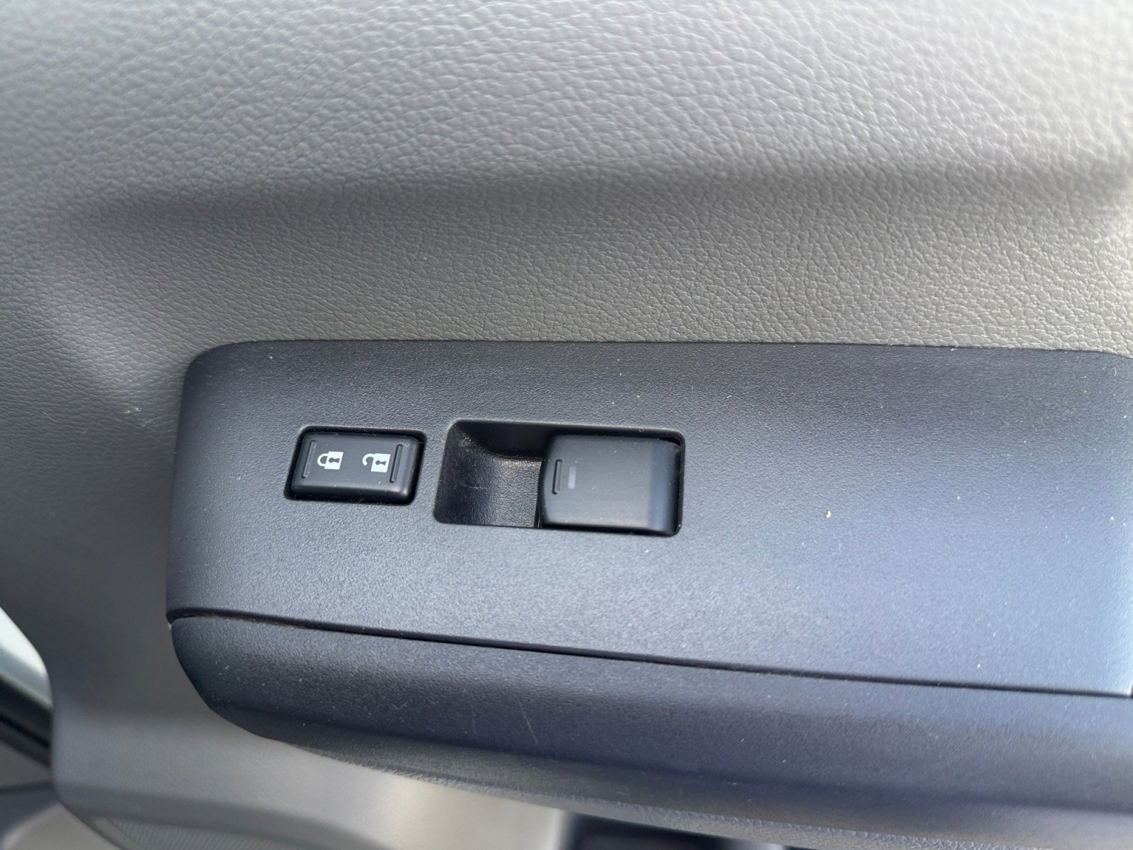 Used 2020 White Nissan SV image 31
