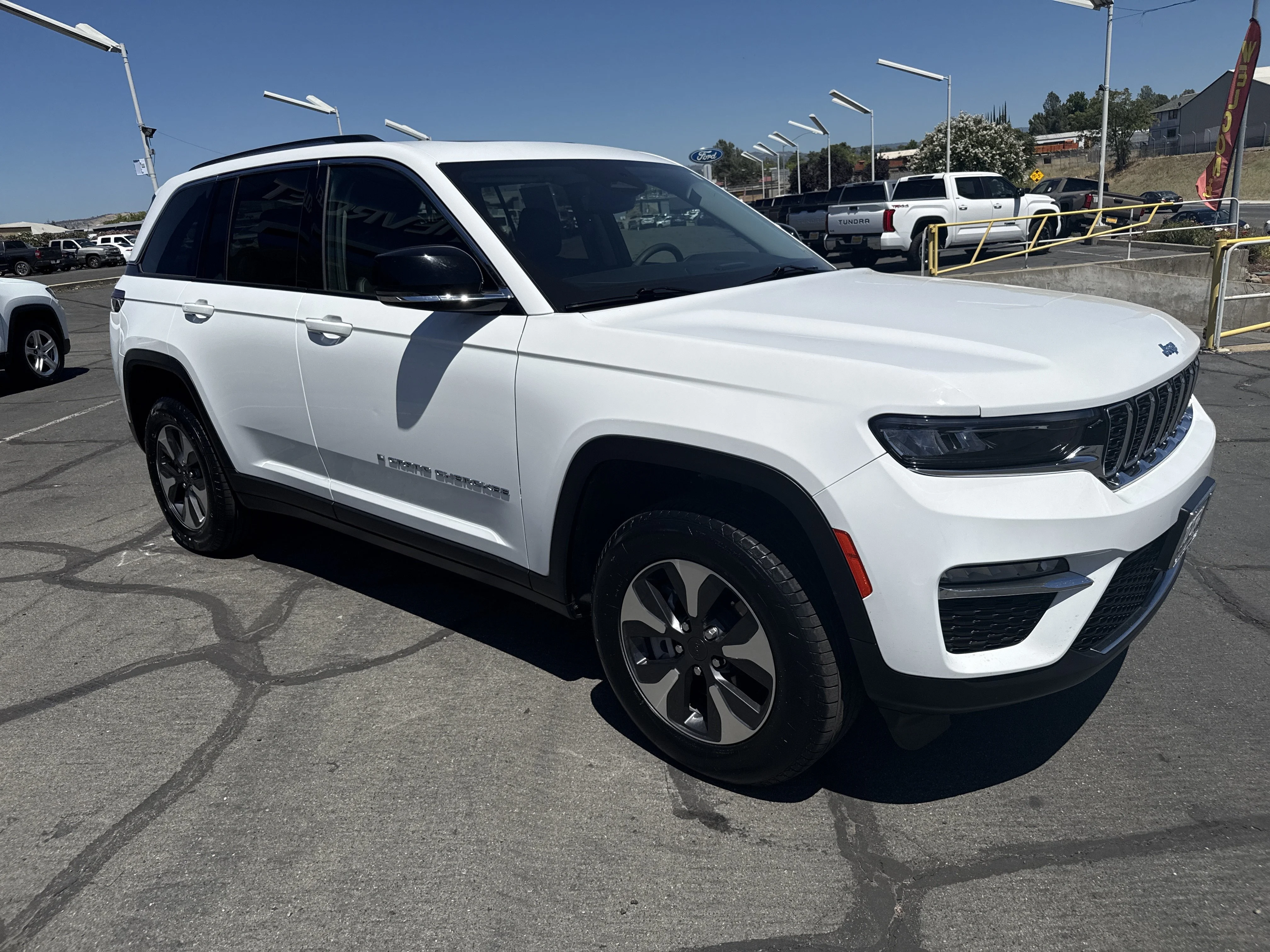 Used 2024 Bright White Clearcoat Jeep  image 7