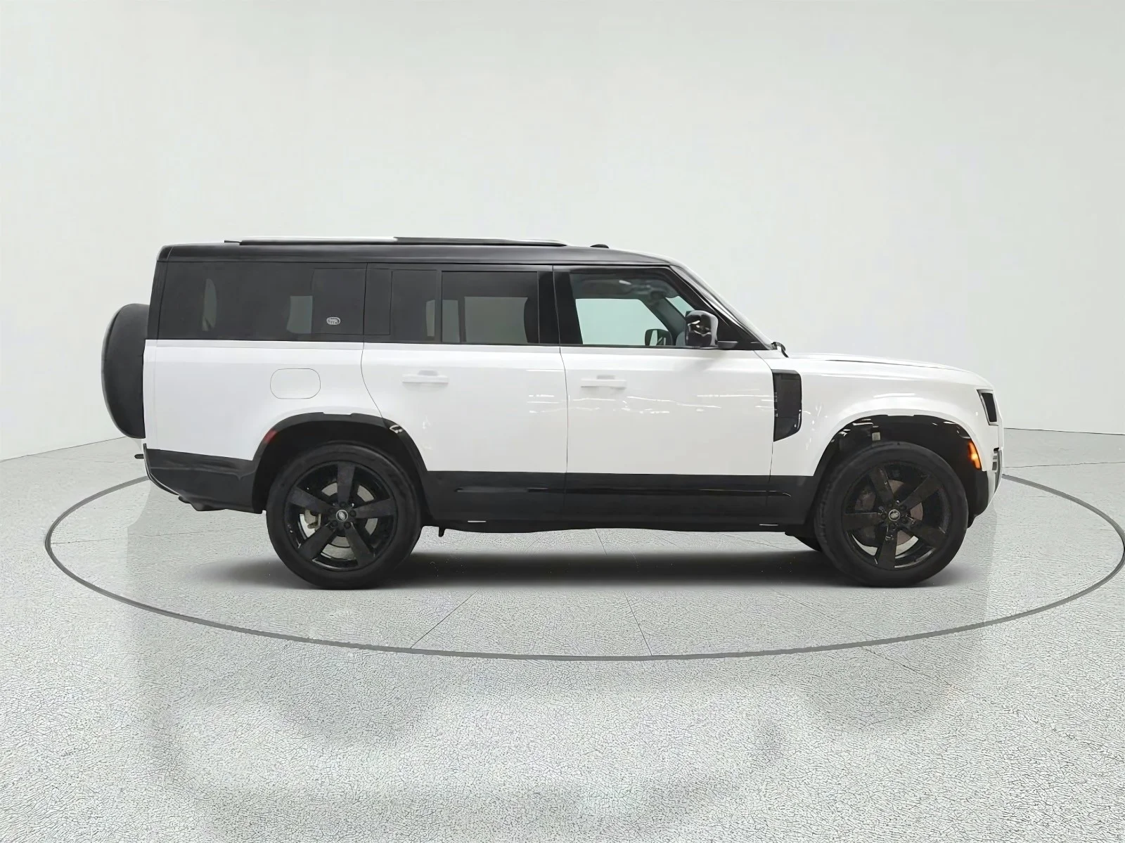 Used 2024 Fuji White Land Rover 130 P400 X-Dynamic SE image 4