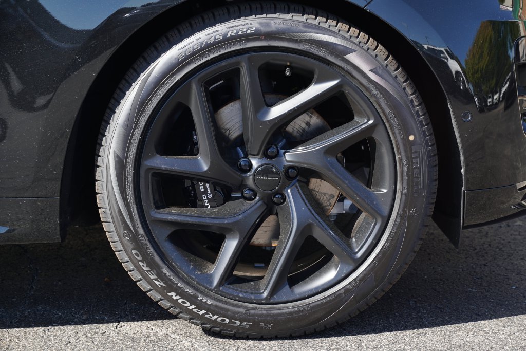 New 2027 Santorini Black Land Rover Dynamic SE image 8