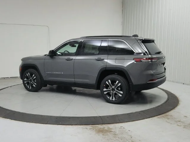 New 2027 Sting-Gray Clearcoat Jeep Limited image 6