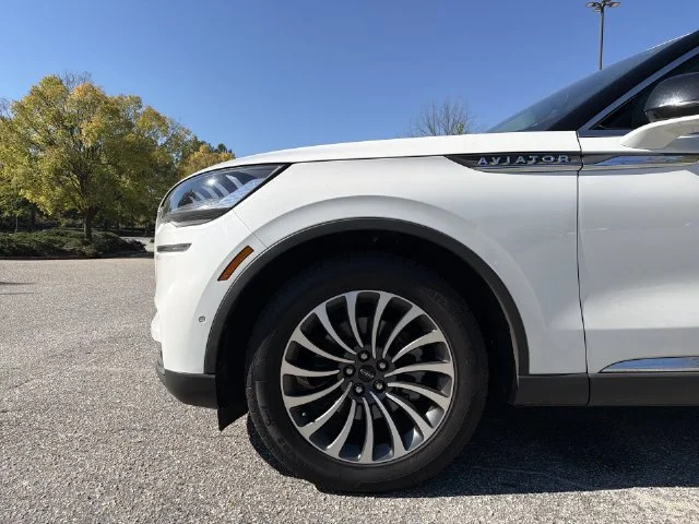 Used 2022 White Lincoln Reserve image 10