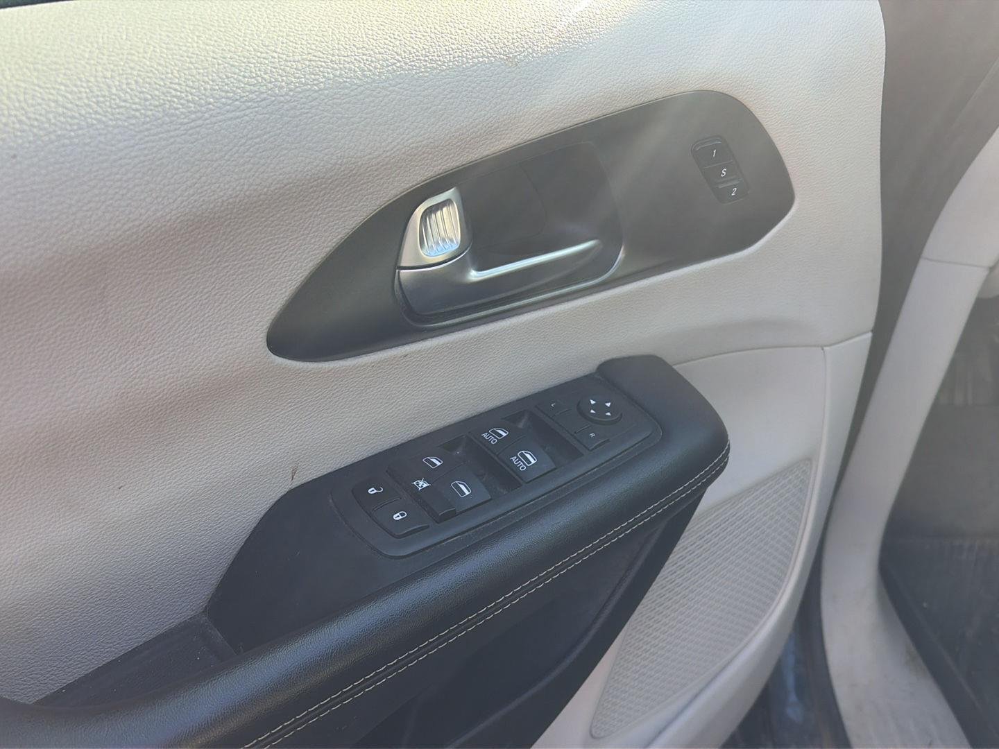 Used 2022 Fathom Blue Pearlcoat Chrysler Touring L image 11