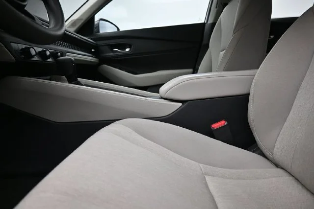 Used 2026 White Honda SE image 16