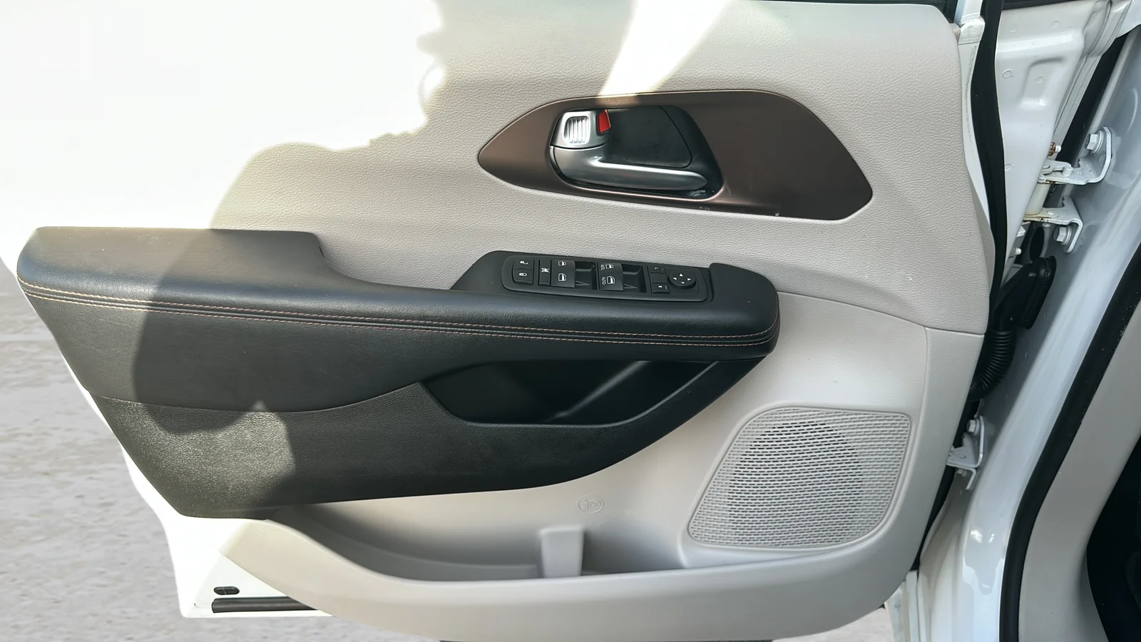 Used 2018 White Chrysler Touring Plus image 18