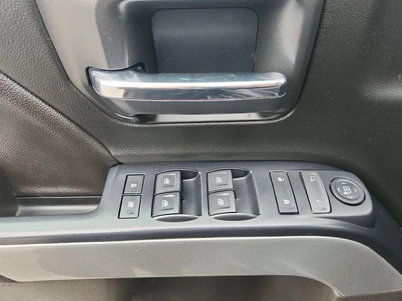 Used 2018 Black Chevrolet LT image 12