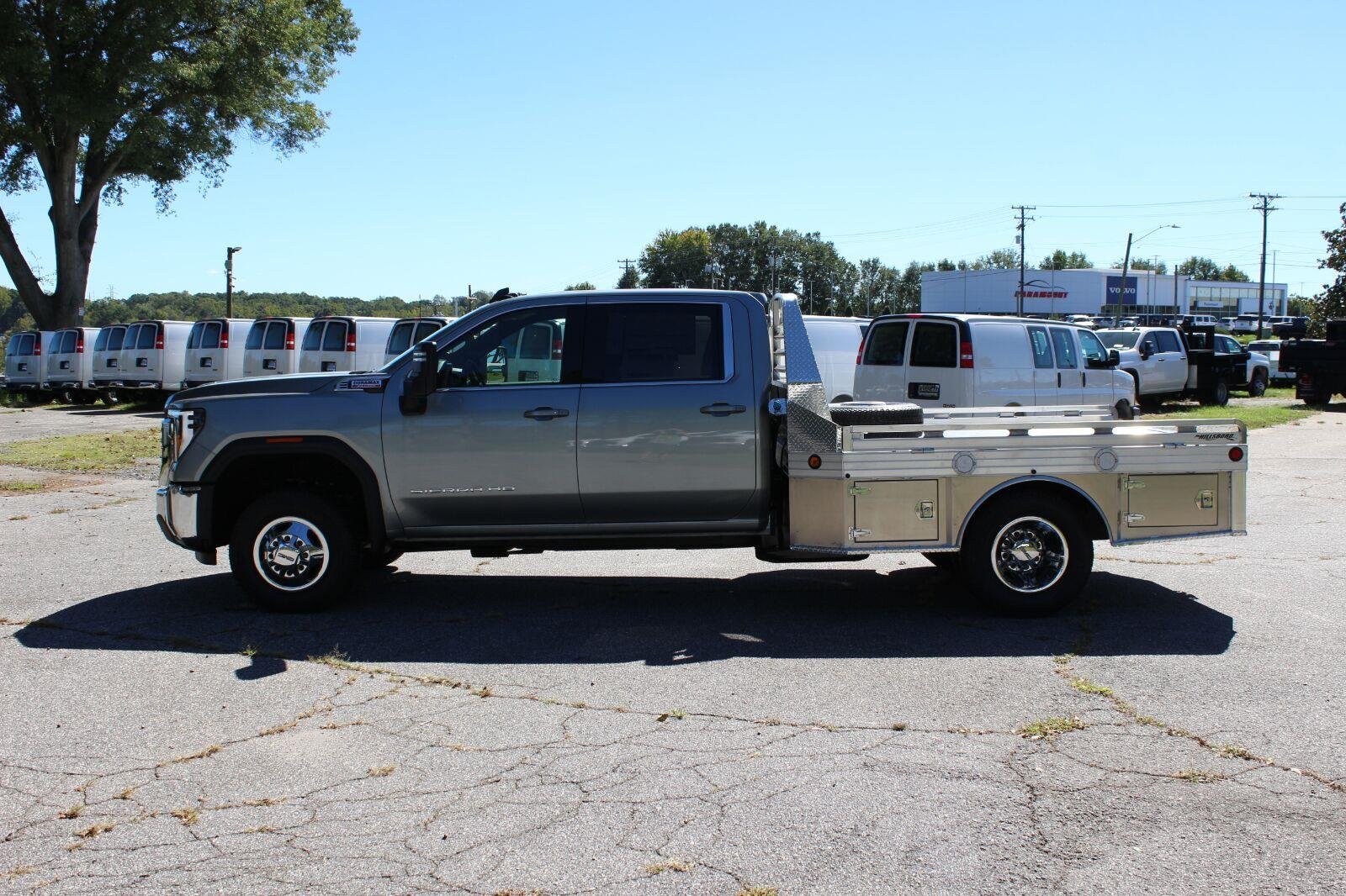 New 2026 Sterling Metallic GMC SLE image 4