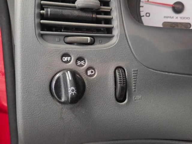 Used 2004 Red Ford Edge image 28