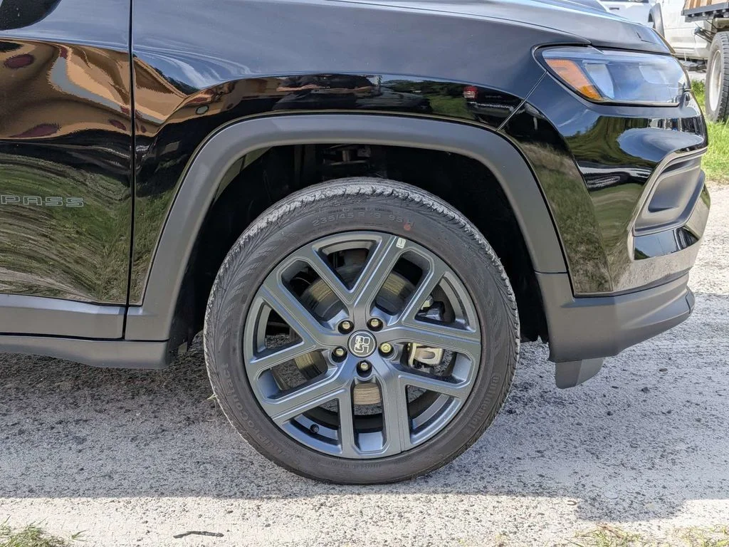 New 2026 Diamond Black Crystal Pearlcoat Jeep Latitude image 11