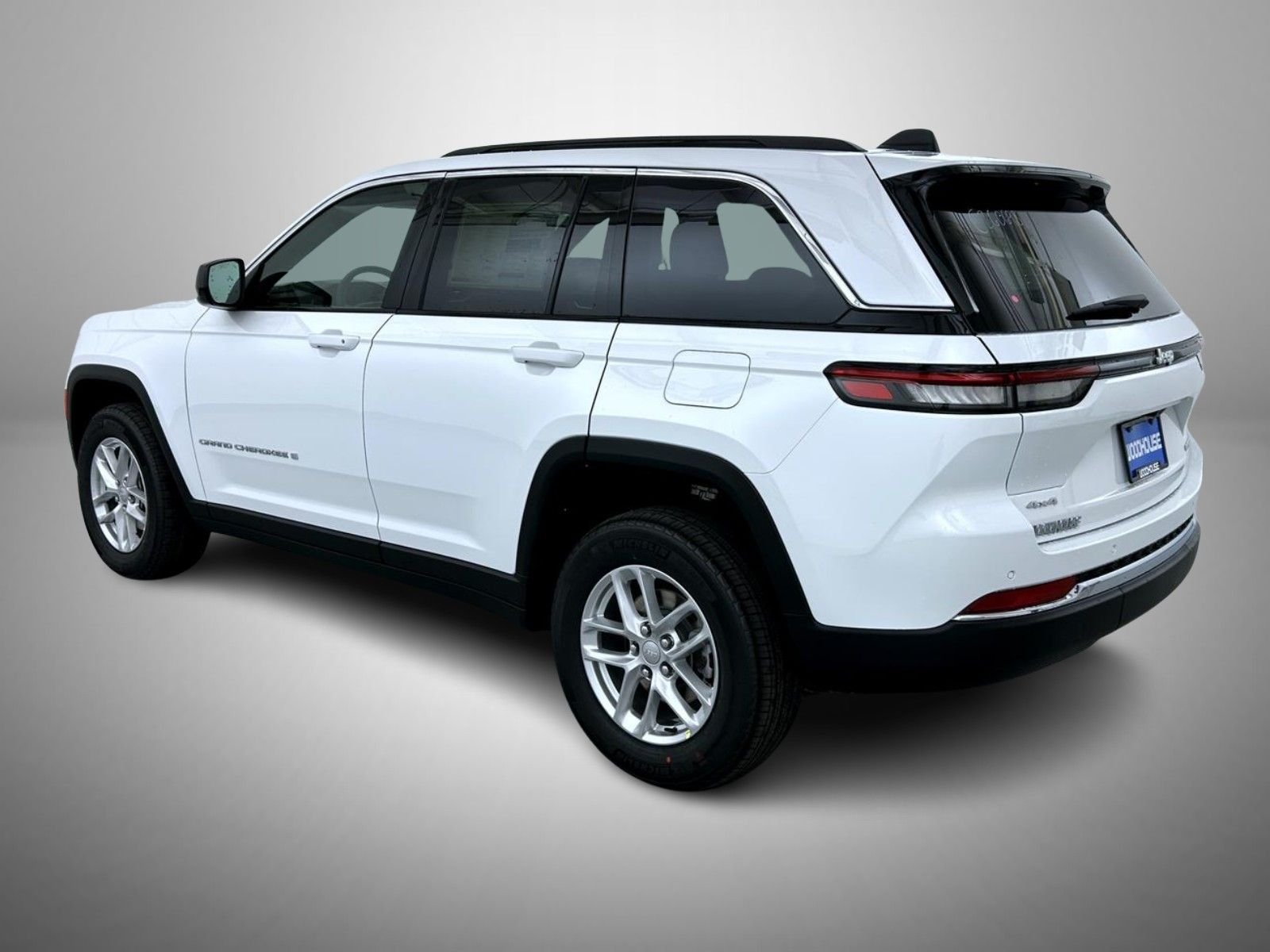 New 2026 Bright White Clear-Coat Exterior Paint Jeep Laredo X image 7