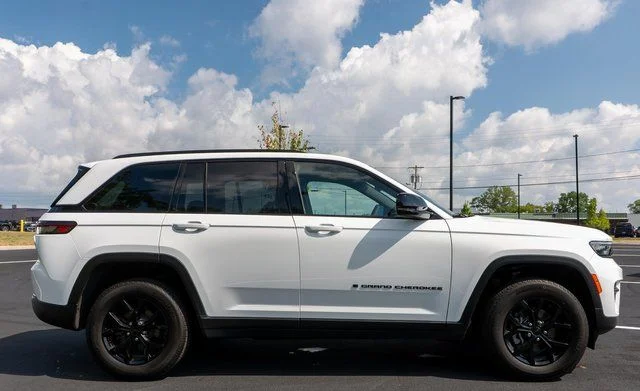 Used 2025 White Jeep Altitude X image 5