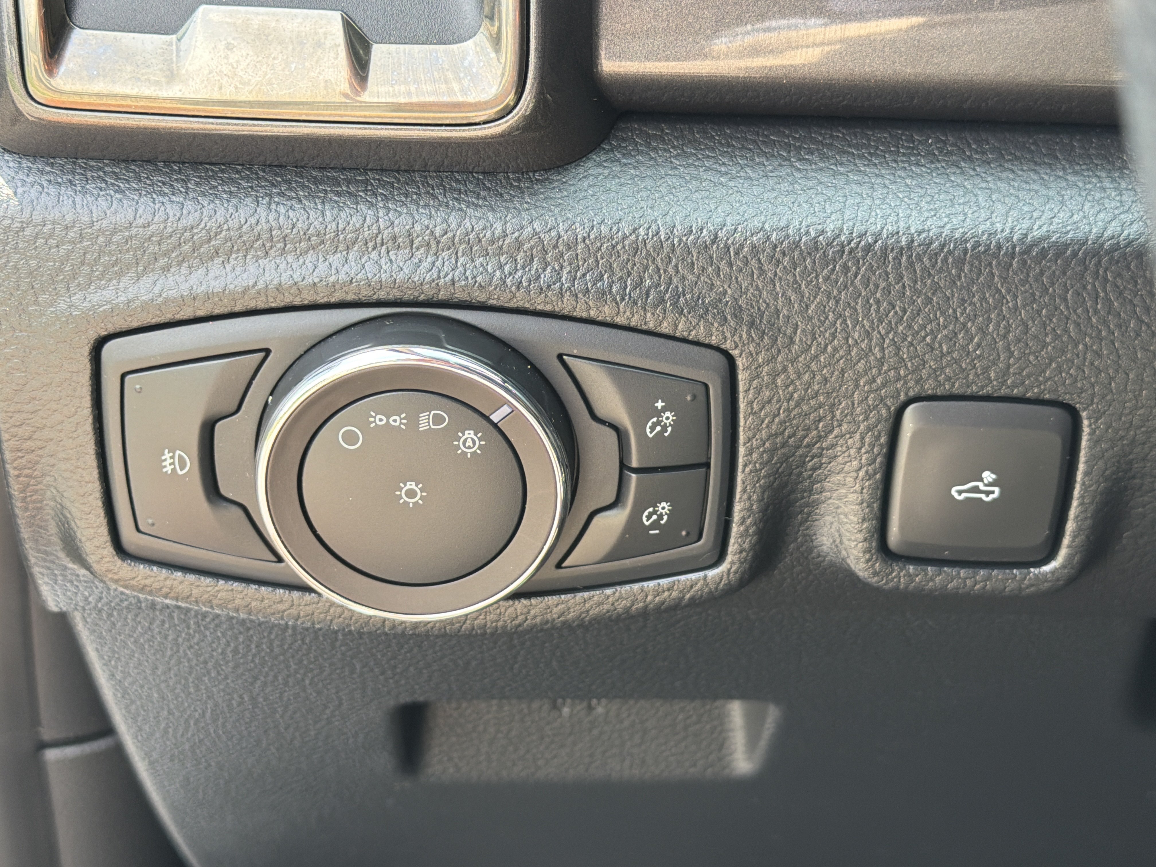 Used 2019 Ingot Silver Metallic Ford LARIAT image 31
