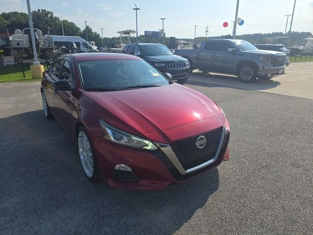 Used 2020 Red Nissan 2.5 SR image 1