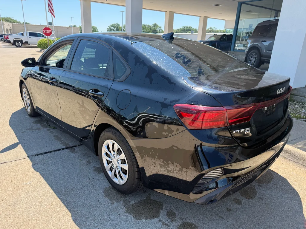Used 2022 Aurora Black Kia FE image 12