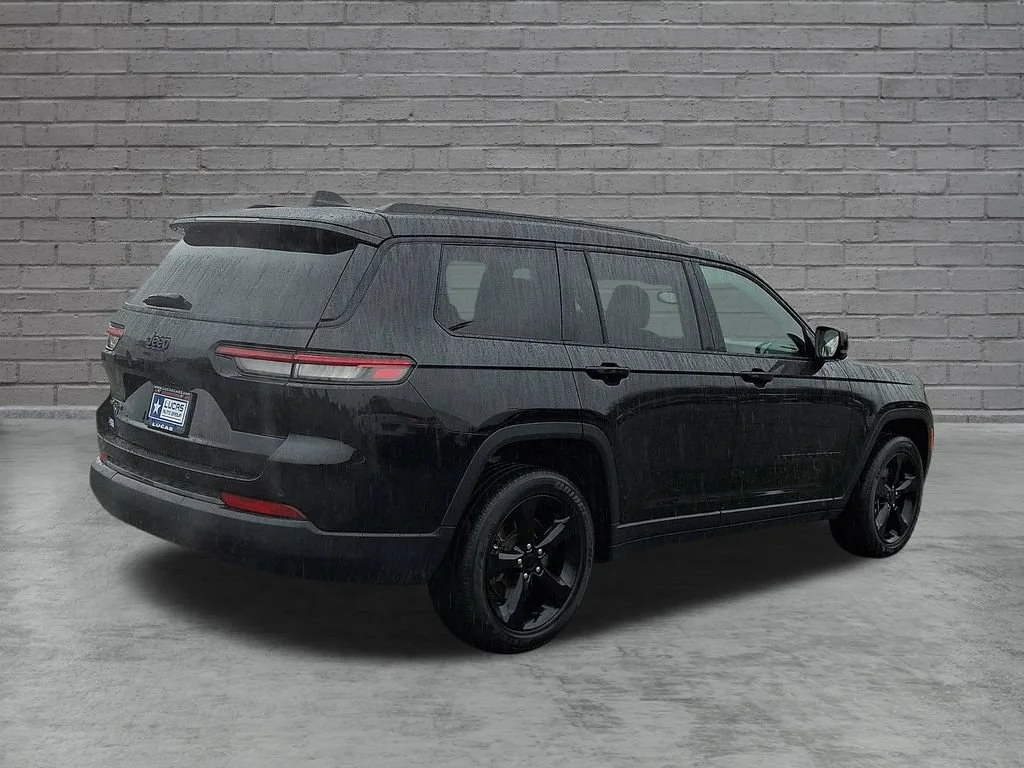 Used 2023 Diamond Black Crystal Pearlcoat Jeep Altitude image 12