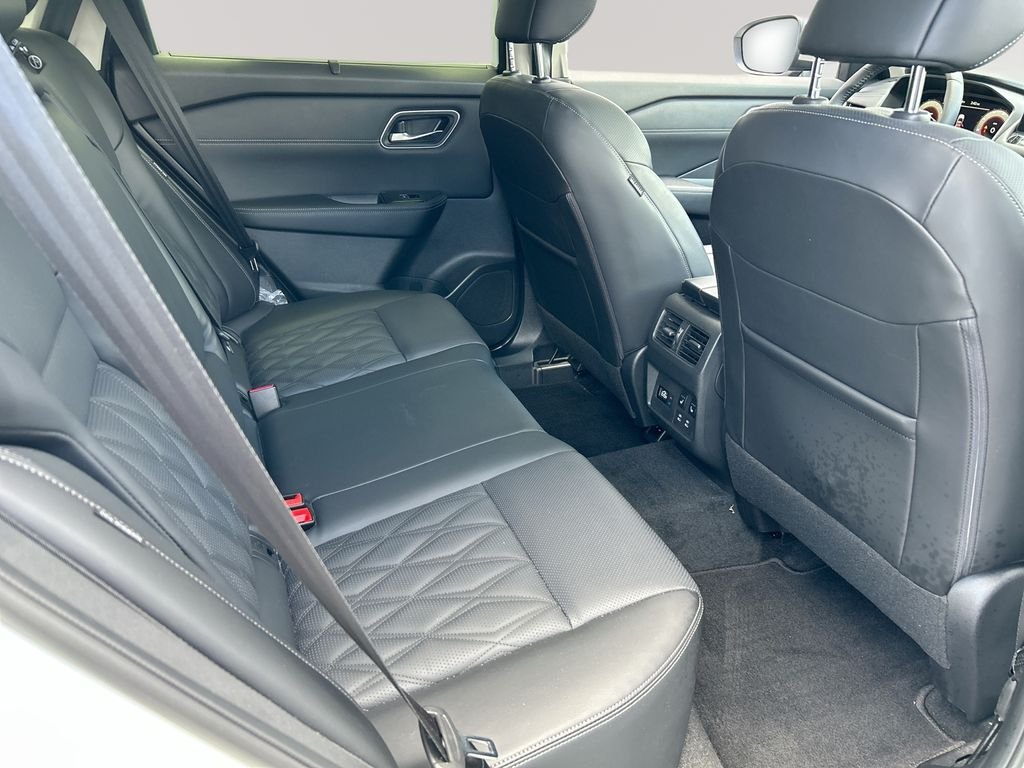 Used 2025 White Nissan Platinum image 29
