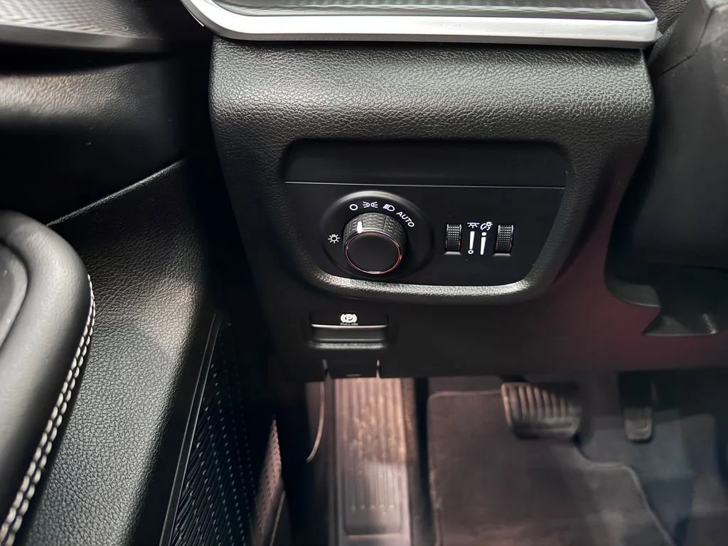 Used 2023 Diamond Black Cry Jeep Altitude image 26