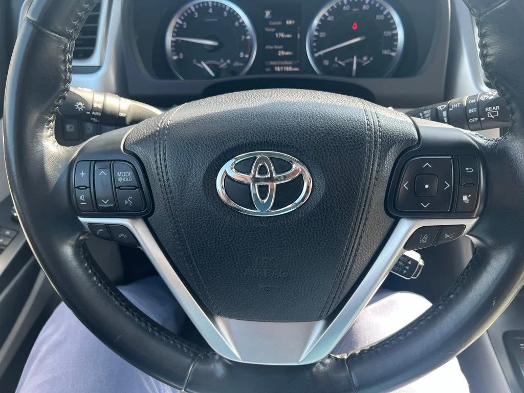 Used 2017 Blizzard Pearl Toyota XLE image 12