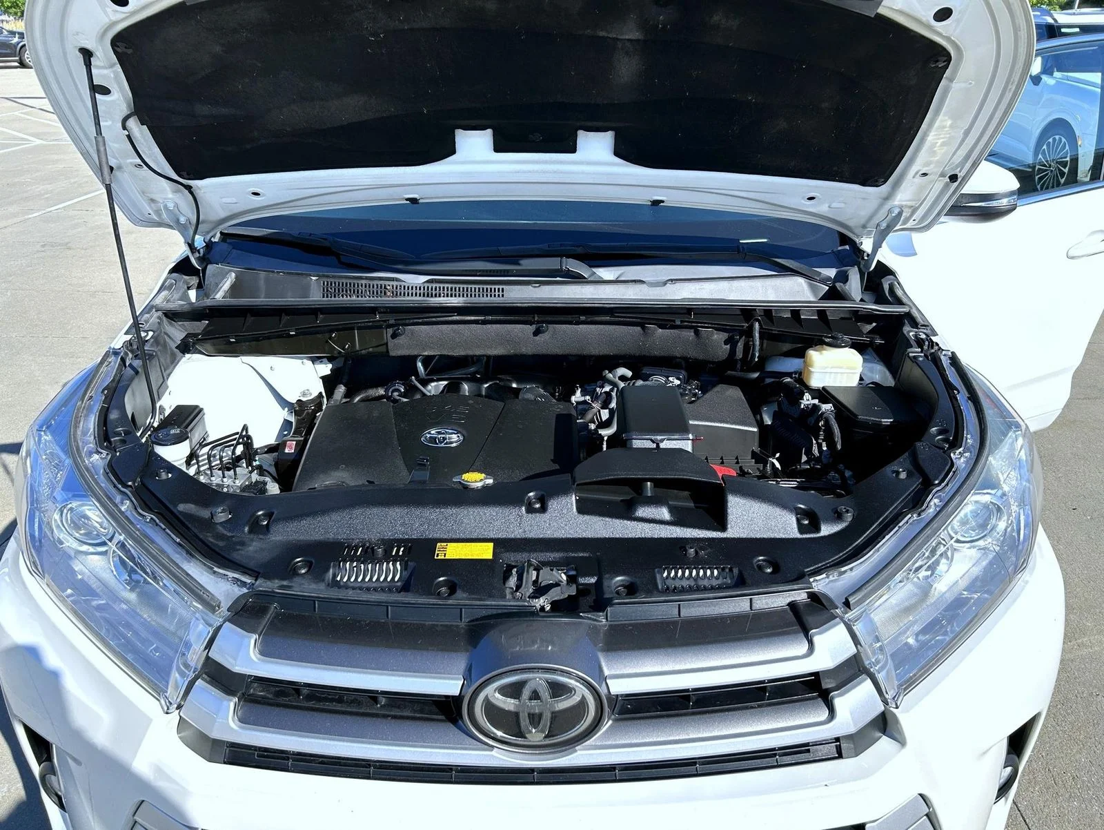 Used 2017 White Toyota XLE image 24