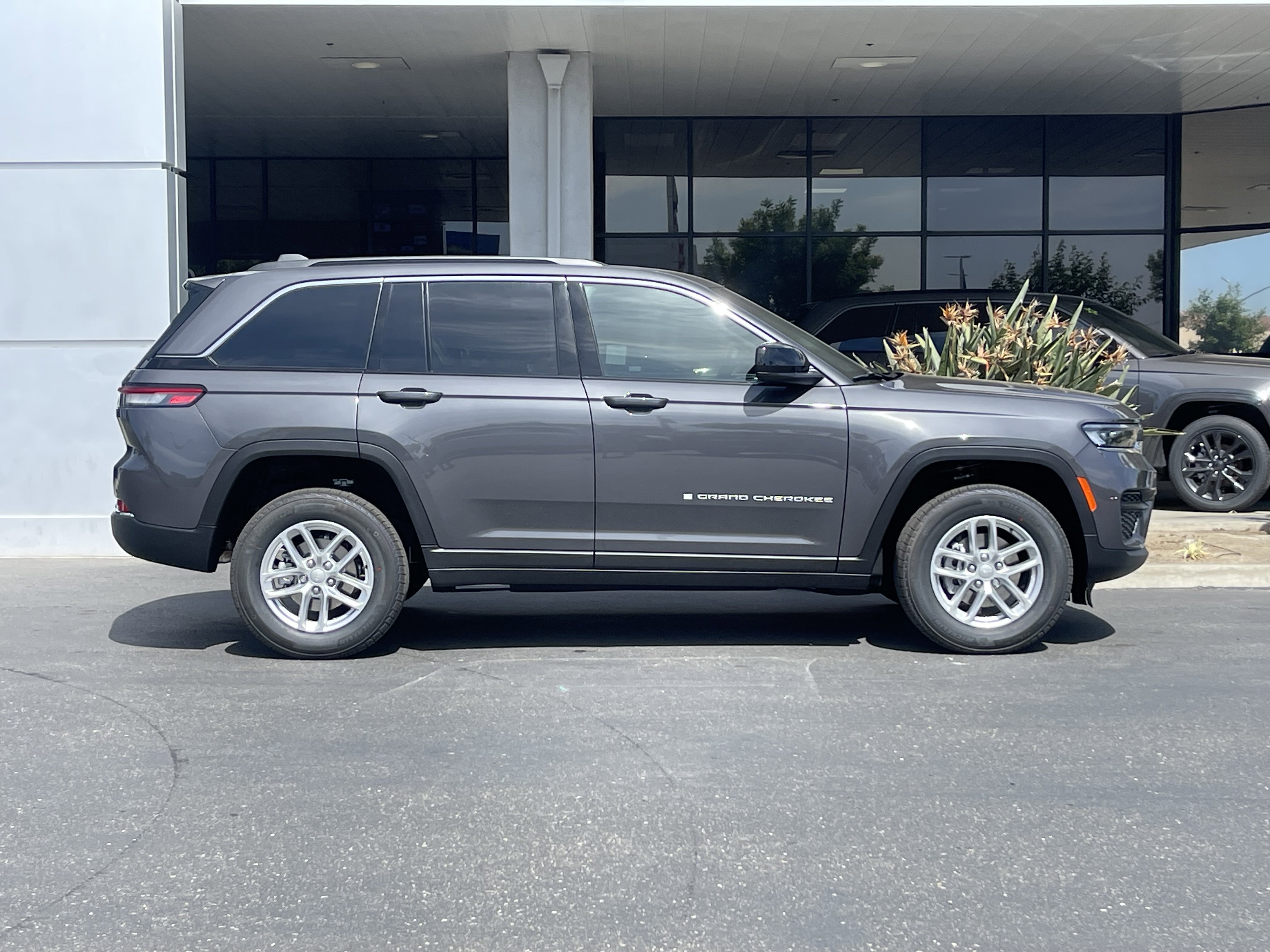 New 2026 Baltic Gray Metallic Clear-Coat Exterior Paint Jeep Laredo image 3