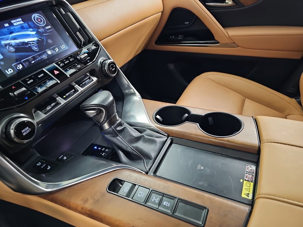 Used 2022 White Lexus 600 Premium image 28