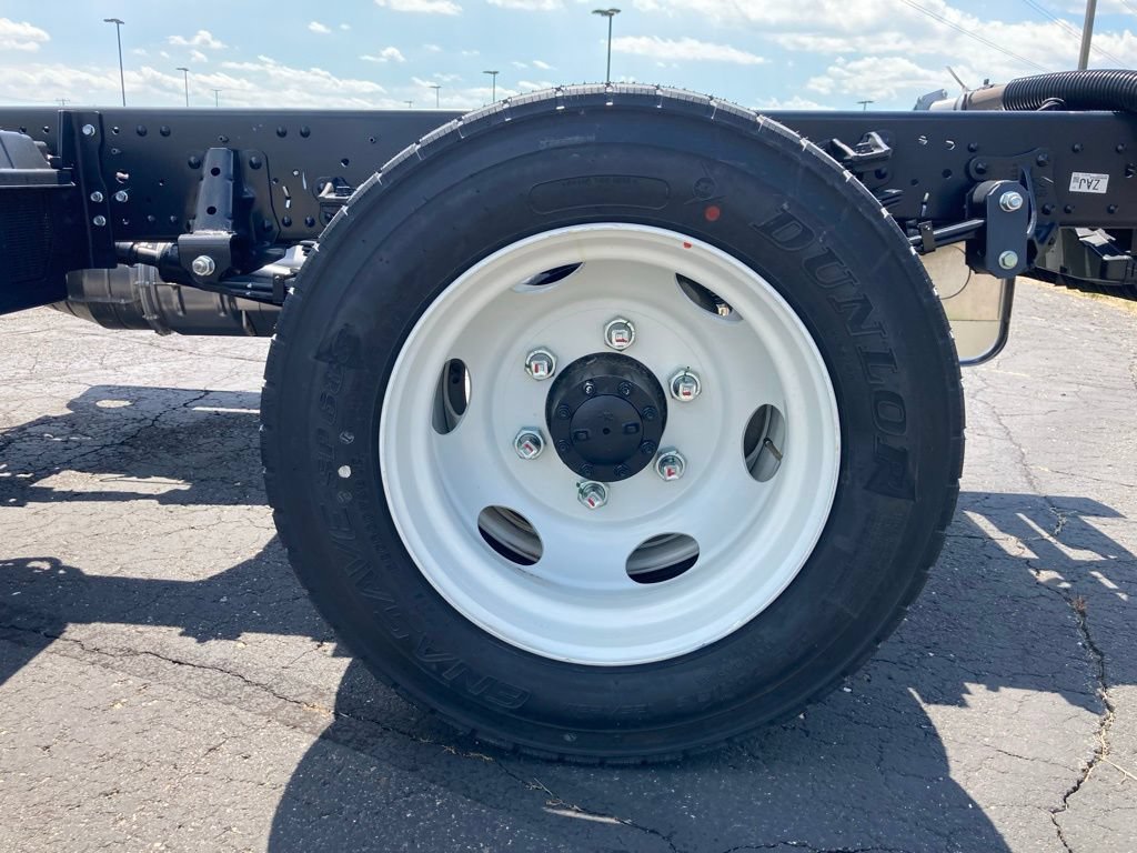 New 2025 Arc White Chevrolet 1WT image 11
