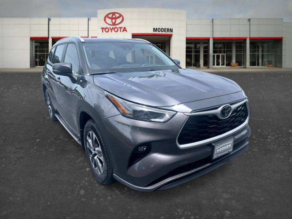 Used 2023 Magnetic Gray Metallic Toyota XLE image 3