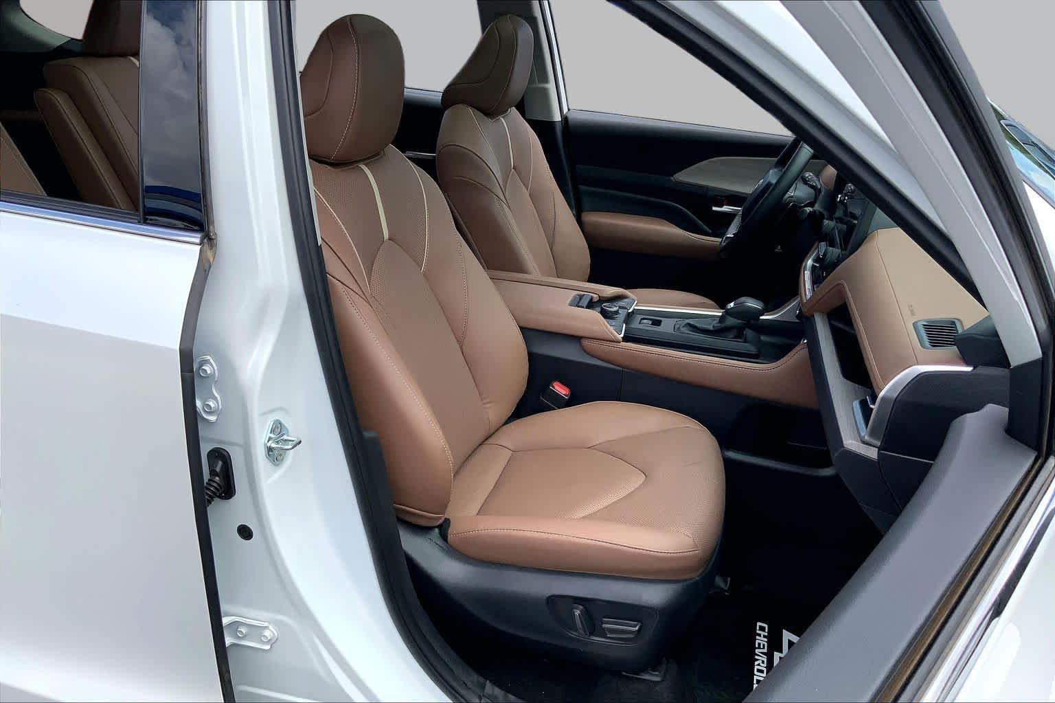 Used 2026 Wind Chill Pearl Toyota Platinum image 9