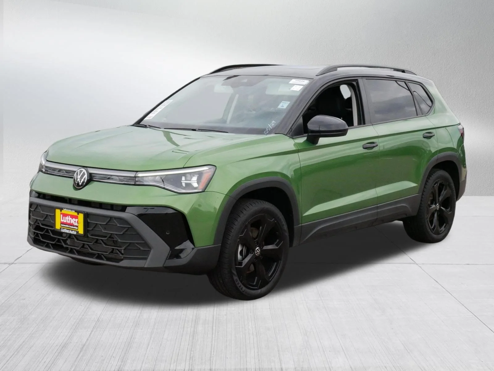 Certified Used 2025 Bright Moss Green Metallic/Deep Black Roof Volkswagen SE Black image 3