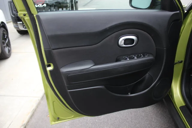 Used 2018 Green Kia Plus image 17
