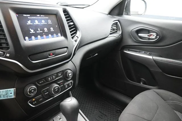 Used 2019 Billet Silver Metallic Clearcoat Jeep Latitude image 28