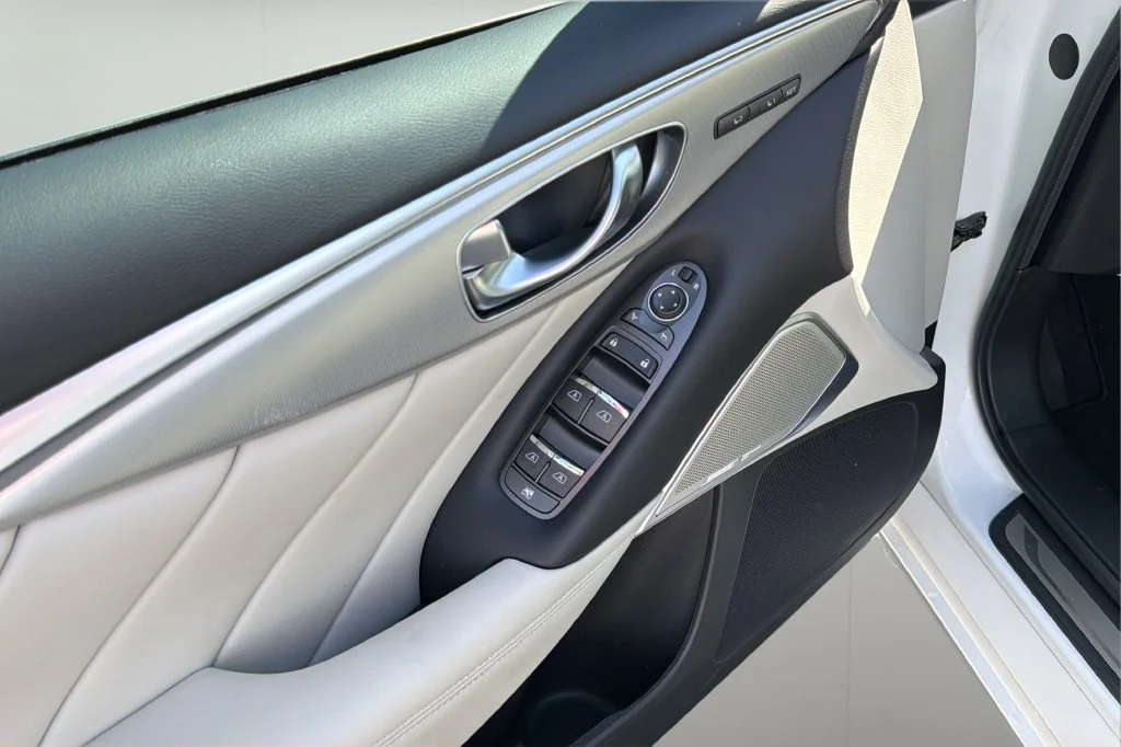 Used 2023 White INFINITI LUXE image 15