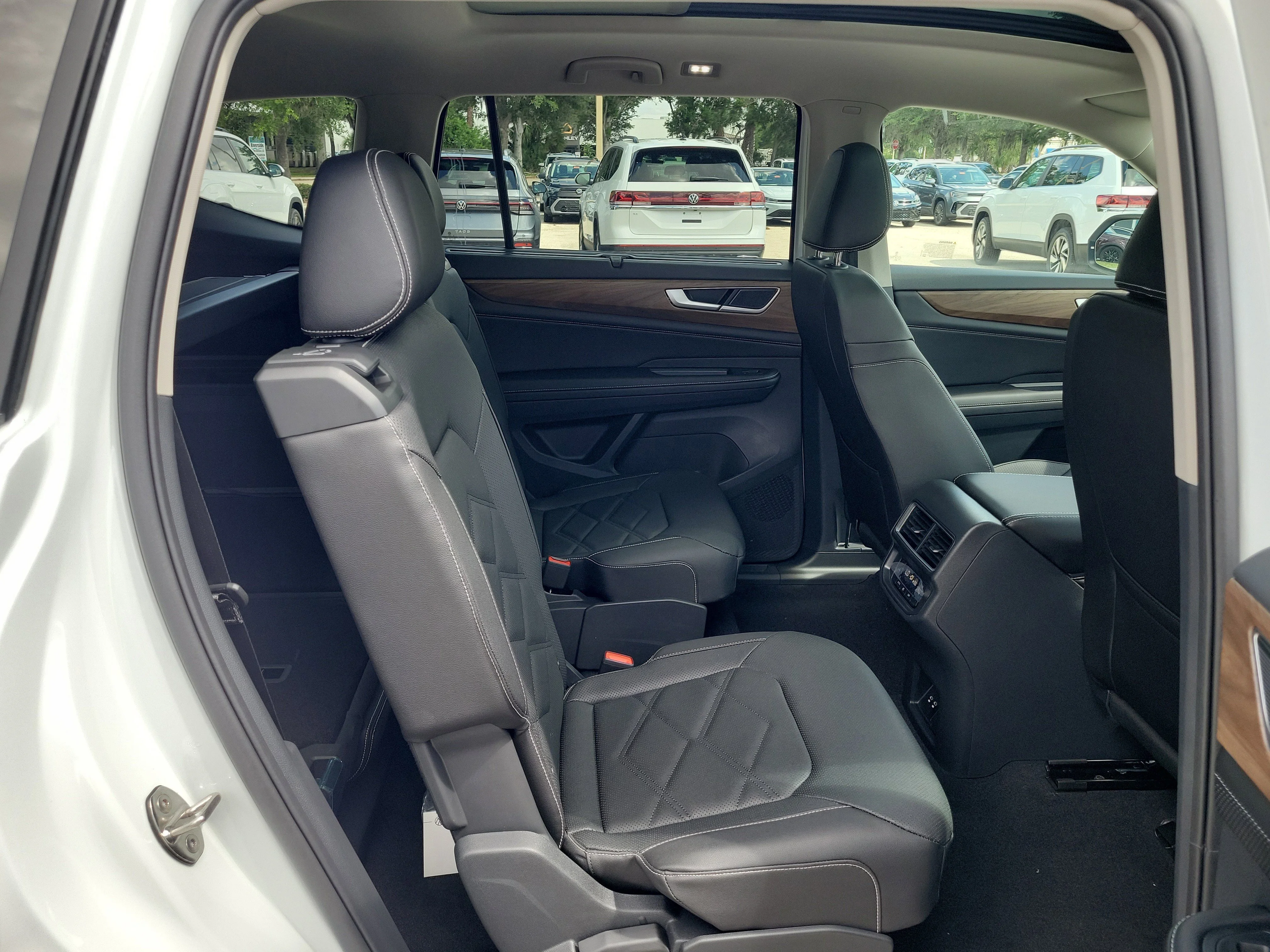 New 2026 White Volkswagen SE w/Technology image 8