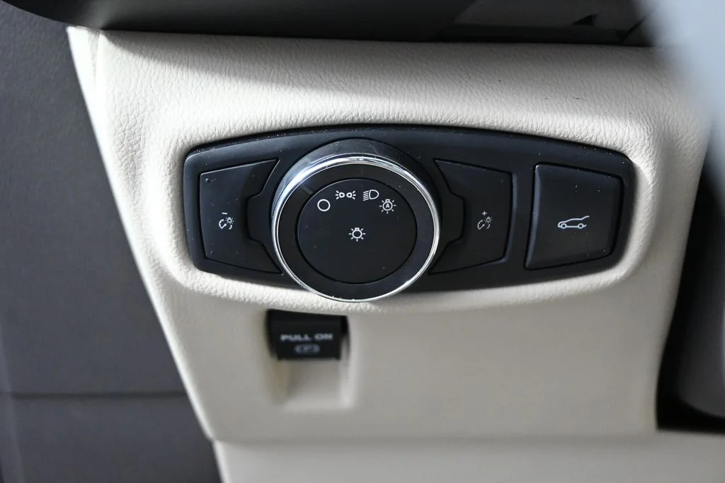 Used 2016 Black Lincoln Reserve image 24