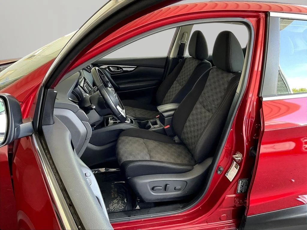 Used 2021 Scarlet Nissan SV image 26