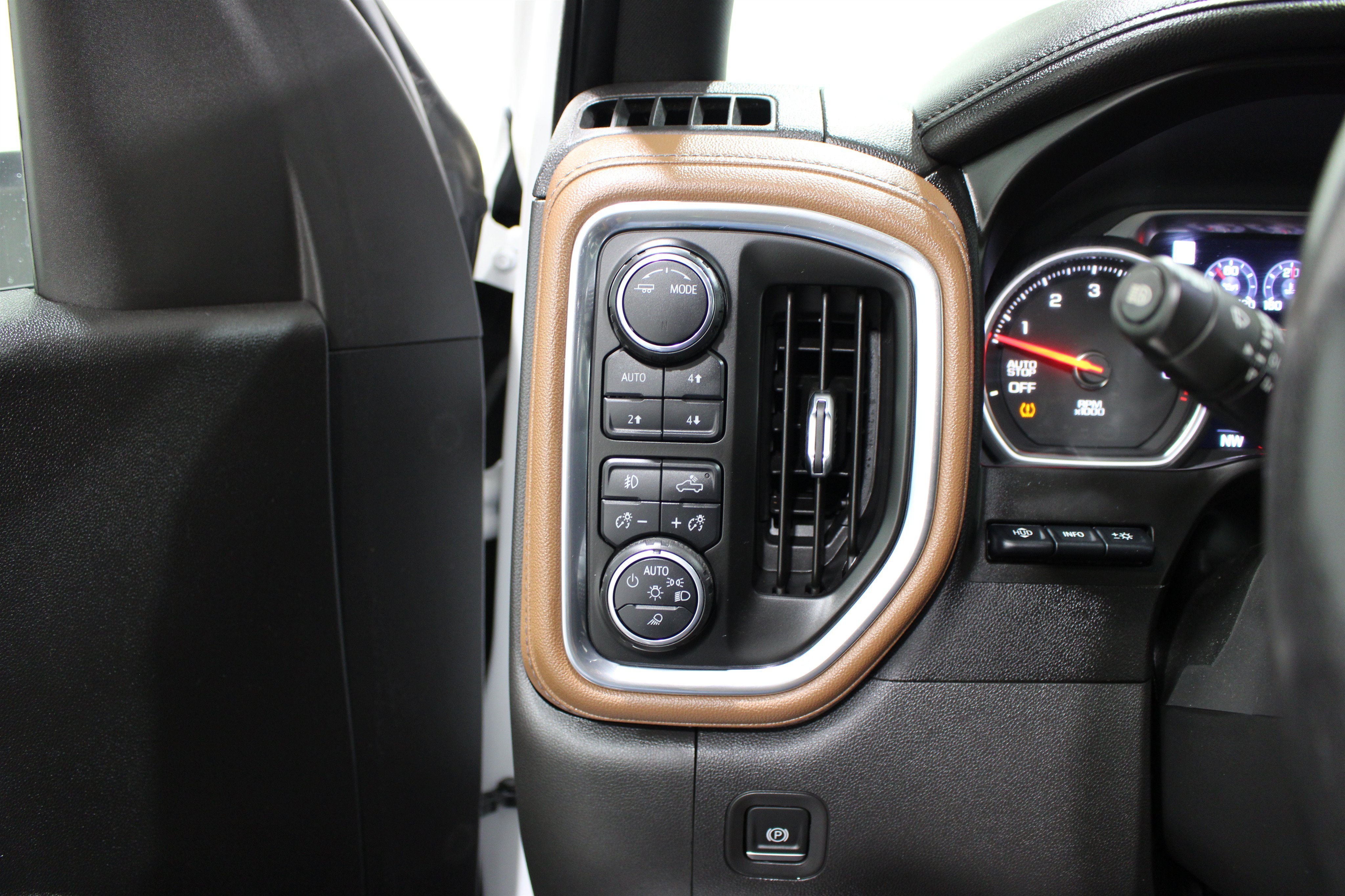 Used 2020 Iridescent Pearl Tricoat Chevrolet High Country image 9