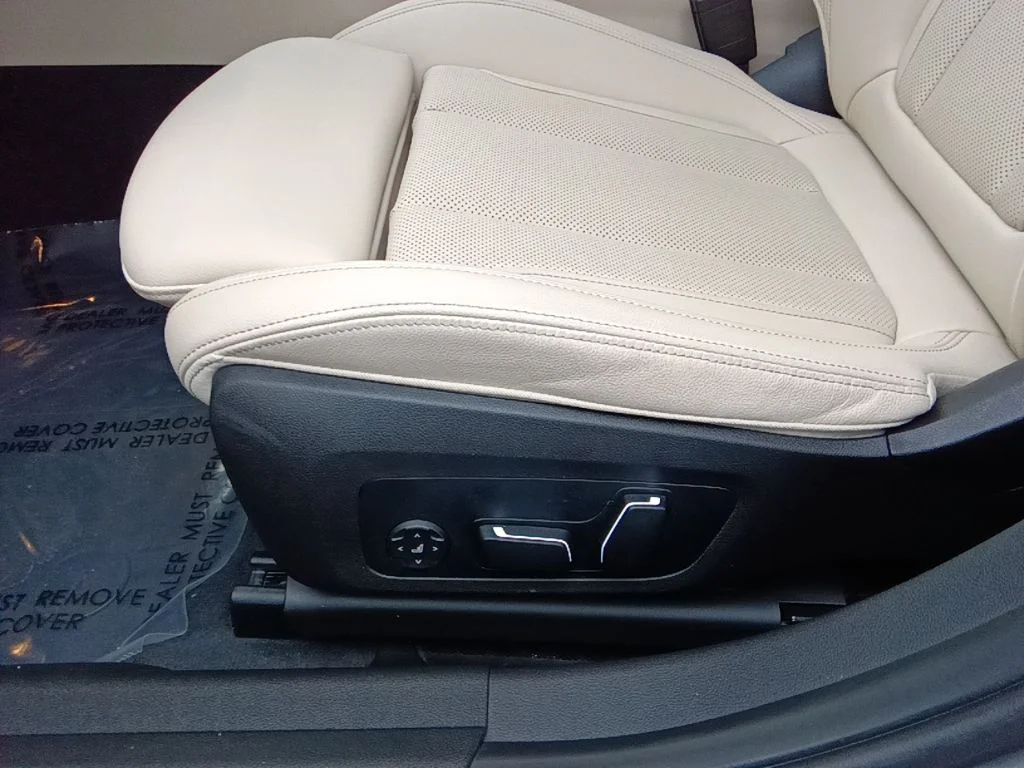 2025 BMW 3 Series 330i - Photo 10